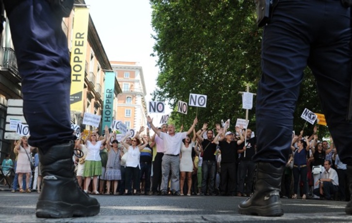 Los funcionarios han cortado la carretera en el Paseo del Prado. (Dominique FAGET/AFP)