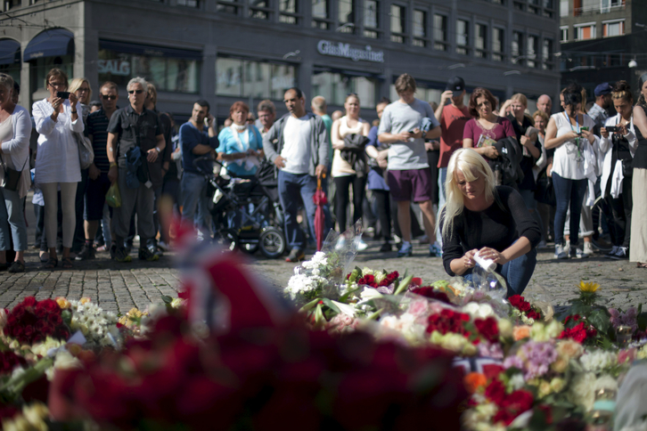 Una mujer enciende un cirio ante la Catedral de Oslo en señal de luto por las 77 víctimas de Breivik (Jan JOHANNESSEN/AFP PHOTO)