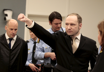 Anders Behring Breivik, puño en alto, al inicio del juicio por el asesinato de 77 personas hace un año (Heiko JUNGE/AFP PHOTO)
