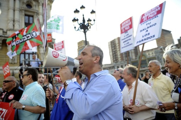 Un manifestante protesta contra los recortes en la marcha de Bilbo. (	Marisol RAMIREZ/ARGAZKI PRESS)