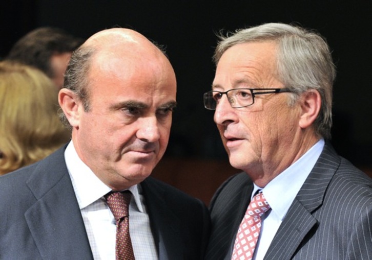 Luis de Guindos con el presidente del Eurogrupo, Jean-Claude Juncker, en la reunión anterior del Eurogrupo edel 9 de julio en Luxemburgo. (Georges GOBET/AFP)