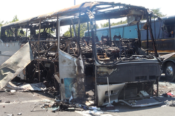 Estado en el que quedó el autobús tras el atentado. (AFP)