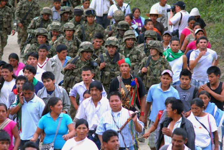 Nativos rodean a varios soldados colombianos capturados durante los combates en Caldono. (AFP)