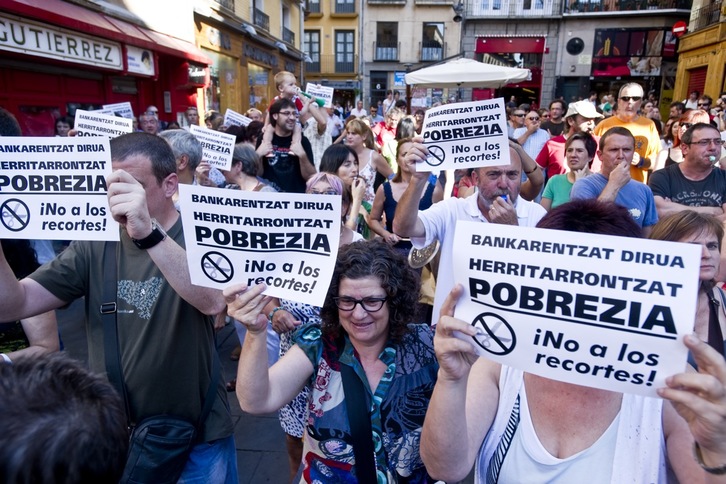 Protesta contra los recortes que se llevó a cabo en Iruñea el miércoles. (Iñigo URIZ/ARGAZKI PRESS)
