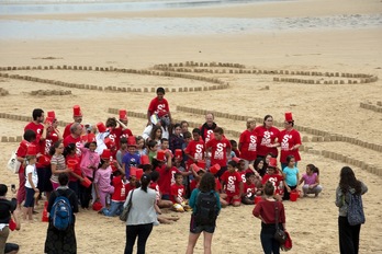 El alcalde de Donostia, Juan Karlos Izagirre, ha participado en el acto que se ha celebrado en la Playa de la Concha para alertar de la situación que se vive en el Sahara. (Juan Carlos RUIZ/ARGAZKI PRESS) 