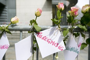 Rosas, símbolo del Partido Laborista noruego, en recuerdo de las víctimas de Breivik (Heiko JUNGE/AFP PHOTO)
