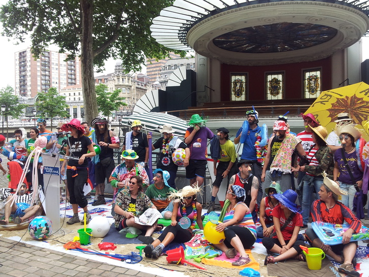 Rueda de prensa ofrecida por los comparseros en El Arenal. (GARA)