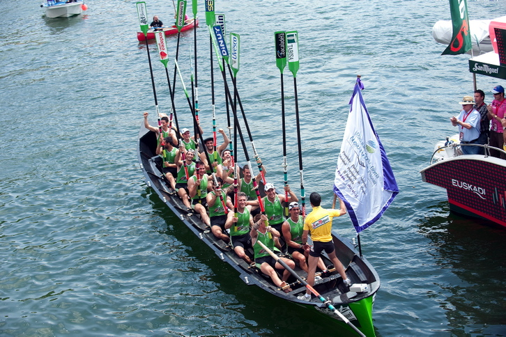 Hondarribia garaipena ospatzen. (Juan Carlos RUIZ / ARGAZKI PRESS)