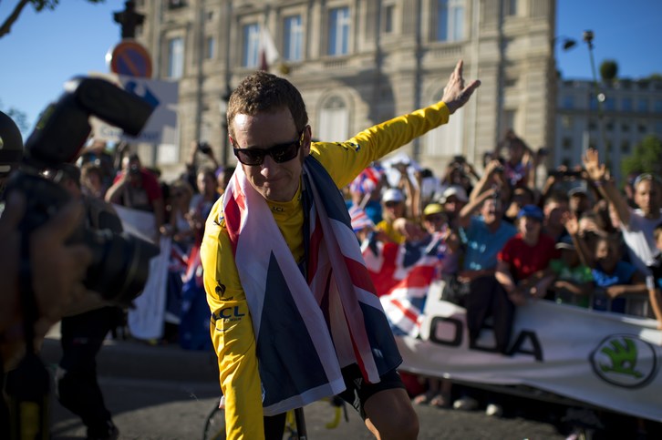Wiggins celebra la victoria en París. (Jeff PACHOUD / AFP)