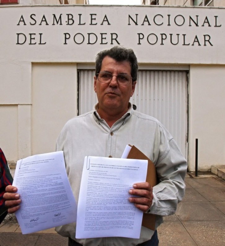 Oswaldo Payá, en una imagen de 2007 en el exterior de la Asamblea Nacional de Cuba. (Adalberto ROQUE/AFP)