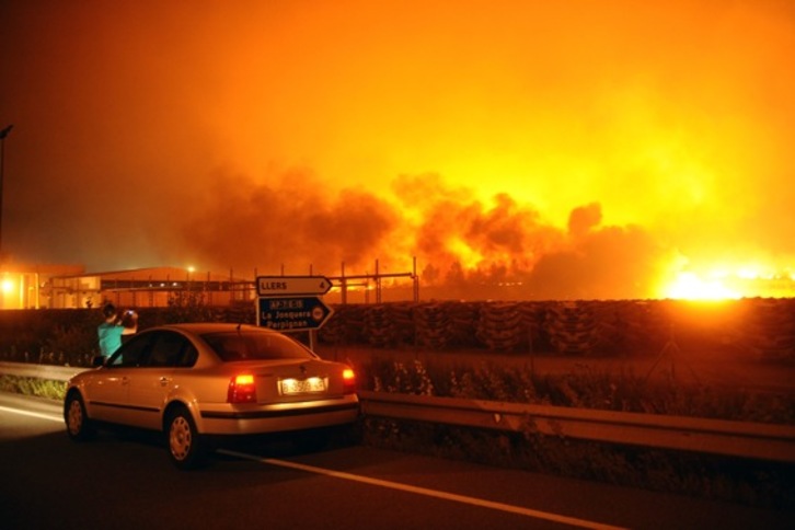 Un conductor fotografía el incendio en la carretera, cerca de Figueres. (Remy GABALDA/AFP)