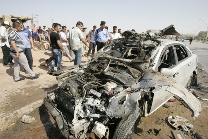 Restos de un coche bomba que ha estallado en la ciudad kurda de Kirkuk. (Marwan IBRAHIM/AFP) 