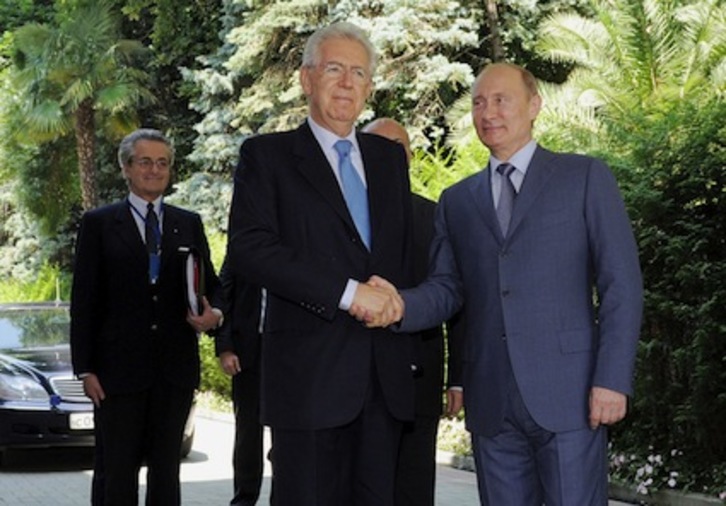 Monti y Putin se saludan antes de comenzar el encuentro que han mantenido en Sochi. (Alexey DRUZHININ/AFP) 
