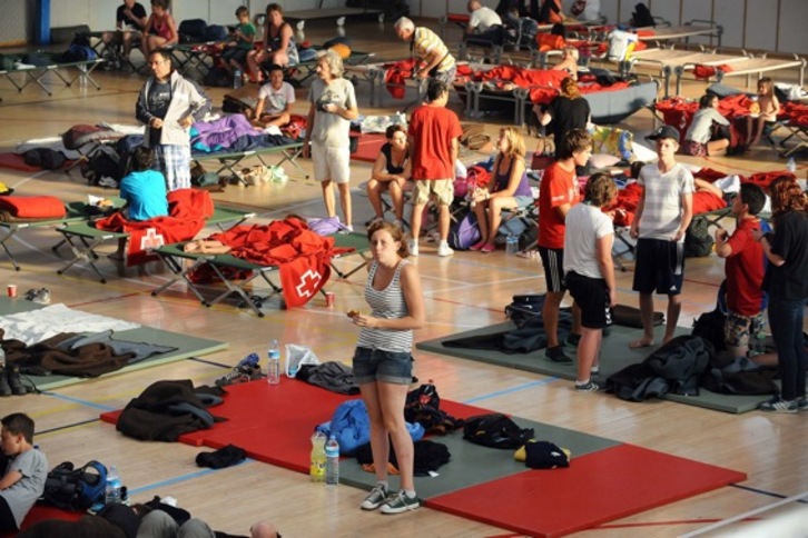 Personas acogidas en el polideportivo de Figueres. (Remy GABALDA/AFP) 