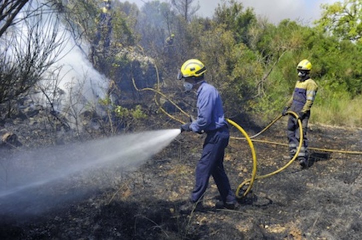 Efectivos de emergencias trabajan en la extinción de los incendios del Alt Empordà. (Josep LAGO/AFP)