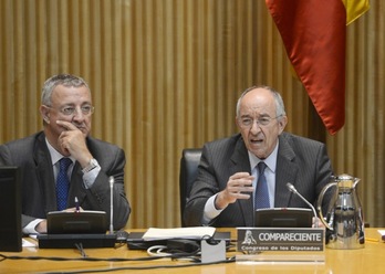 Miguel Ángel Fernández Ordóñez, a la derecha, junto a Jesús Caldera, durante su comparecencia en el Congreso. (Pierre-Philippe MARCOU/AFP)