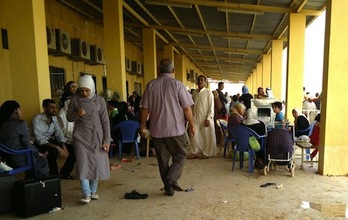 Cientos de sirios cruzan diariamente la frontera hacia Turquía. (Azhar SHALLAL/AFP)