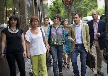 Promotores de Sortu y abogados defensores, el pasado mes de junio, cuando valoraron la legalización del partido. (Marisol RAMIREZ/ARGAZKI PRESS)