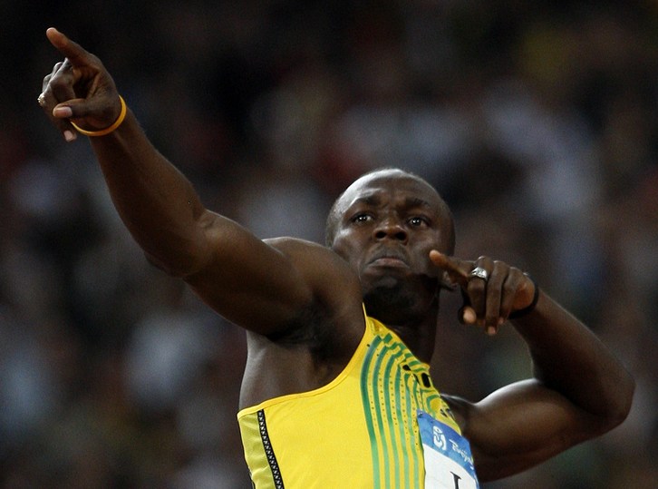 Usain Bolt con su característica celebración. (AFP/Adrian DENNIS) 