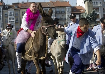 Gasteiz ha acogido esta mañana la ya tradicional carrera de burros. (Juanan RUIZ/ARGAZKI PRESS)