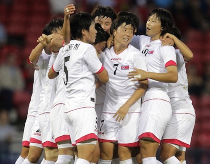 Las norcoreanas celebran el gol ante Colombia. (Graham STUART/AFP)