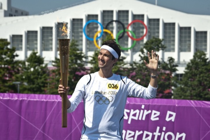 El jugador de badminton Nathan Robertson porta la antorcha olímpica en Wembley. (Ben BIRCHALL/AFP)
