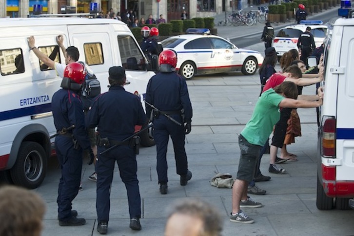 Detenidos en la concentración en apoyo a Xuban Nafarrete, herido gravemente por la Ertzaintza en Gasteiz (Juanan RUIZ/ARGAZKI PRESS)