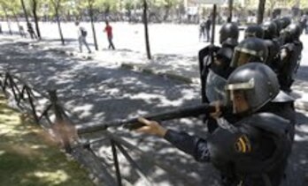 Un policía español dispara una pelota de goma en el centro de Madrid contra la marcha negra de los mineros. (Cesar MANSO/AFP PHOTO)