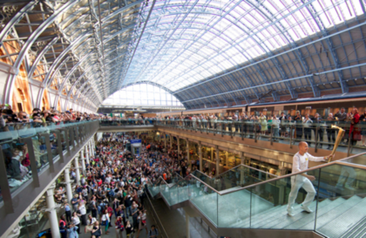 La llama olímpica pasa por las principales calles de Londres. (Andrew COWIE/AFP)