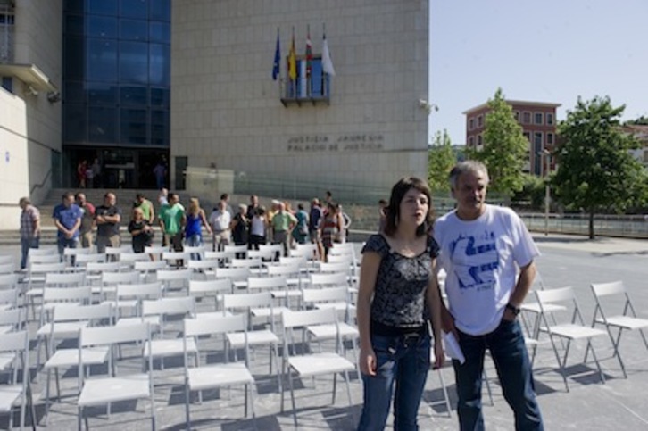 70 aulki huts jarri ditu Herrira mugimenduak Donostiako Justizia Jauregiaren aurrean. (Andoni CANELLADA/ARGAZKI PRESS) 