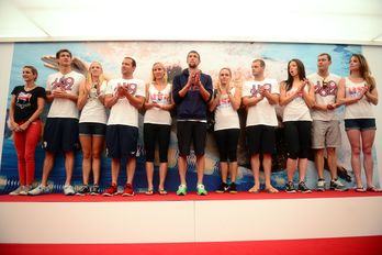 Phelps posa junto al equipo de natación de EEUU. (Olivier MORIN / AFP)