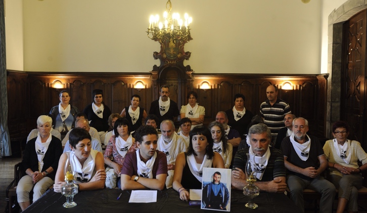 Rueda de prensa ofrecida por Etxerat en el Ayuntamiento de Arrasate. (ARGAZKI PRESS)