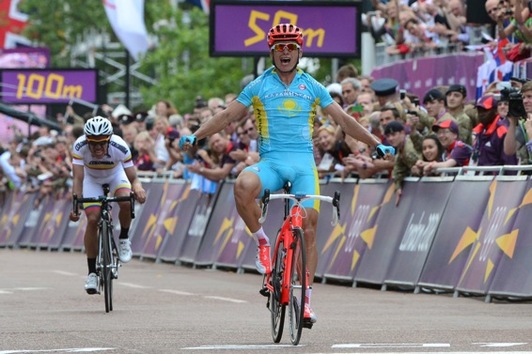 El kazajo Alexandr Vinokourov entra en meta. (Carl de SOUZA/AFP)