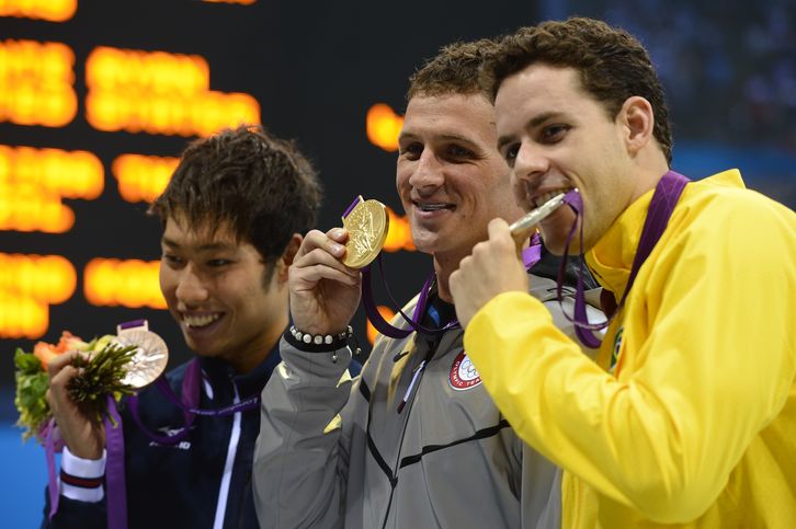 Medallistas, con Lochte al frente, en la primera jornada de natación. (AFP)