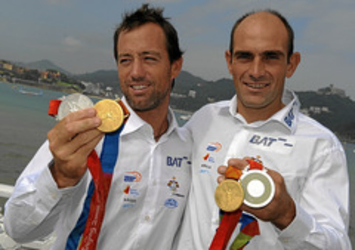 Iker Martínez y Xabier Fernández con su medalla de Atenas 2004.