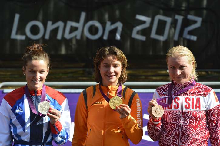 Las tres ciclistas posan con sus medallas. (ODD ANDERSEN / AFP)