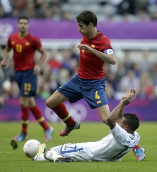 El jugador del Athletic Javi Martinez en un lance del partido. (Graham STUART/AFP)