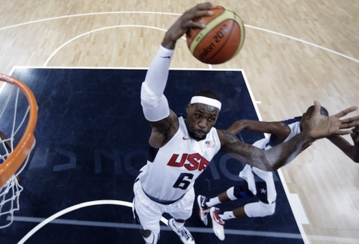 El jugador de baloncesto LeBron James, el deportista mejor pagado de los Juegos. (Eric GAY/AFP)