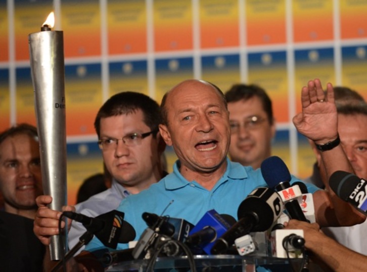 El presidente rumano, Traian Basescu, se dirige a los medios ayer, en la sede de su partido. (Daniel MIHAILESCU/AFP) 