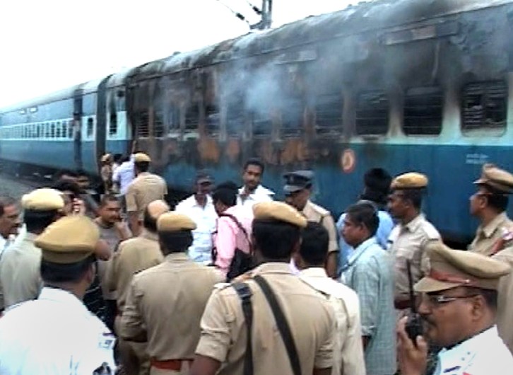 Imagen captada de un vídeo que muestra a policías y personal de rescate junto al tren siniestrado. (AFP)