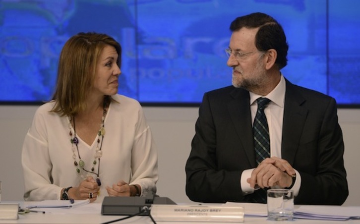 El presidente del Gobierno español, Mariano Rajoy, junto a María Dolores de Cospedal. (Pierre-Philippe MARCOU/AFP PHOTO)