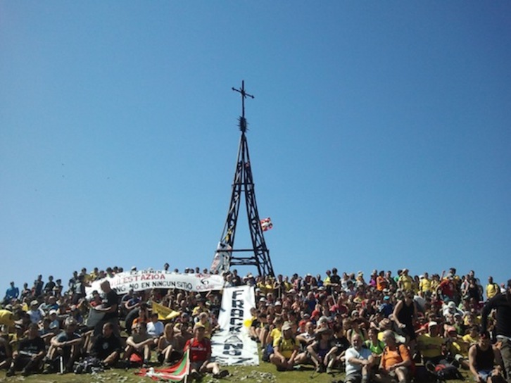 Cientos de personas se han dado cita en Gorbea. (FRACKING EZ ARABA)