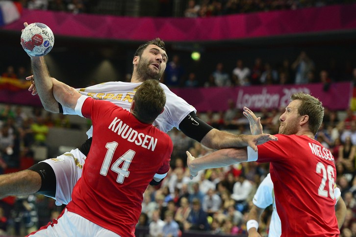 Duro partido en el que se han enfrentado la selección española de balonmano y Dinamarca. (Javier SORIANO/AFP)