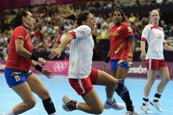 Una jugadora danesa lanza a puerta durante el partido que les ha enfrentado a la selección española. (Javier SORIANO/AFP)
