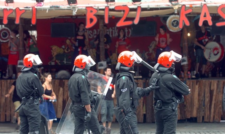 Ertzainas frente a la txosna de Kaskagorri, cuando acudieron a retirar las fotos de presos, en Aste Nagusia de 2009. (Luis JAUREGIALTZO/ARGAZKI PRESS)