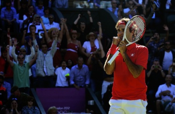 Lehia estuaren ondoren, hunkituta ospatu du garaipena Federerrek. (Martin BERNETTI/AFP)