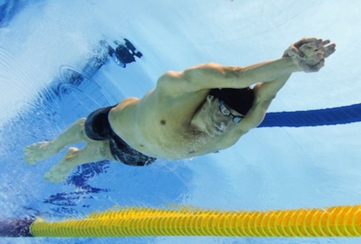 Phelps, en las semifinales de los 100 metros mariposa. (Francois Xavier MARIT/AFP)