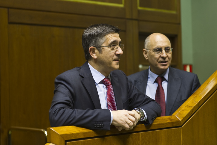 Ares arropa a Patxi López en el Parlamento de Gasteiz. (Juanan RUIZ / ARGAZKI PRESS)