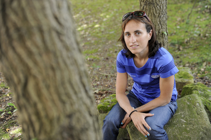 La triatleta Ainhoa Murua con BAT Basque Team antes de partir hacia Londres. (Marisol RAMIREZ / ARGAZKI PRESS)