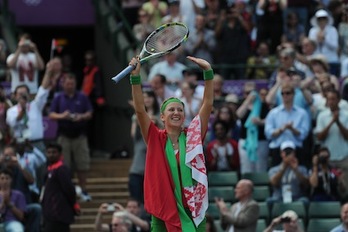 Azarenka, pozik, norgehiagoka amaitu ostean. (Carl COURT/AFP)